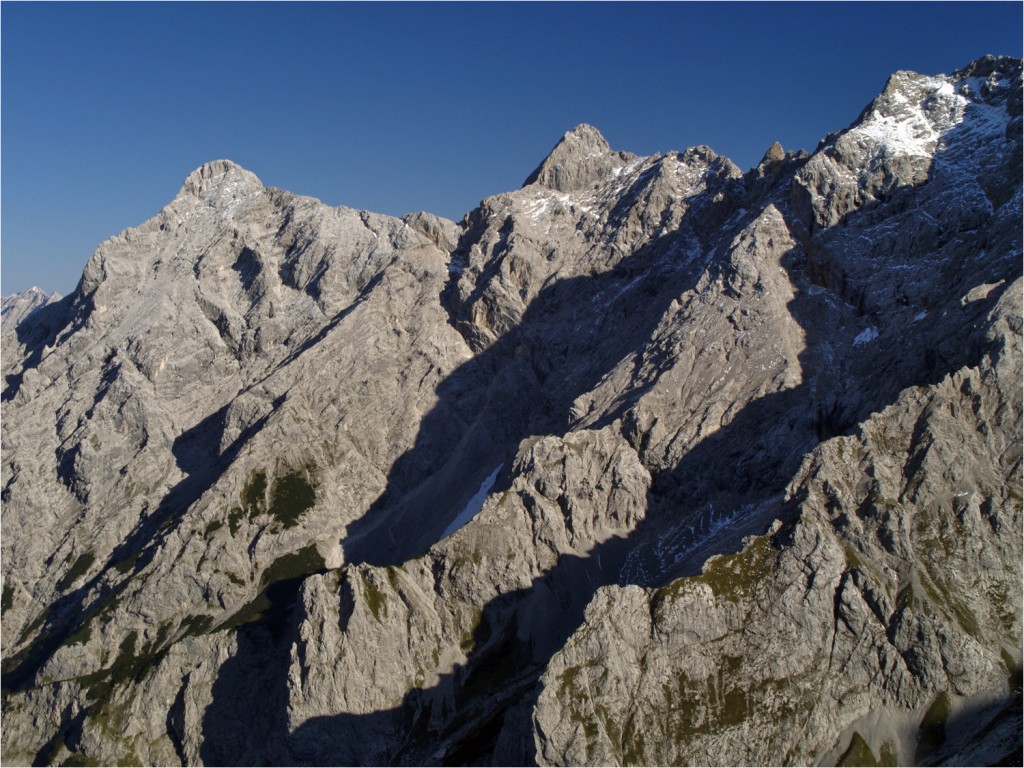 die Schatten werden immer länger.... Aufstieg zur Riffelspitze