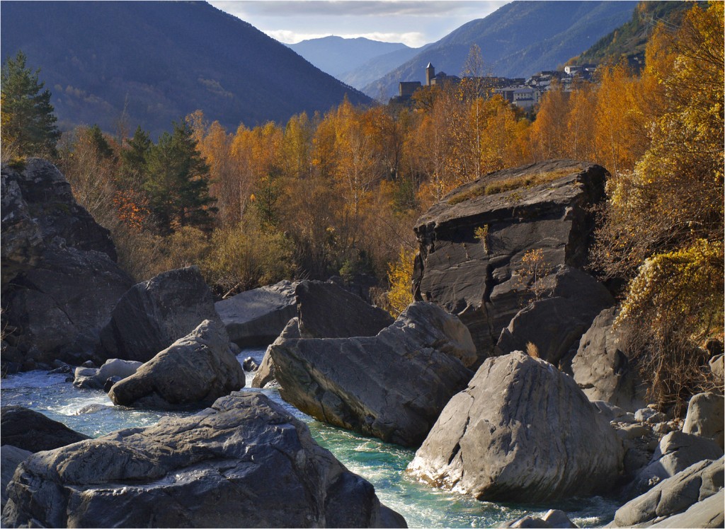 türkisblauer Río Arazas mit Torla in Hintergrung