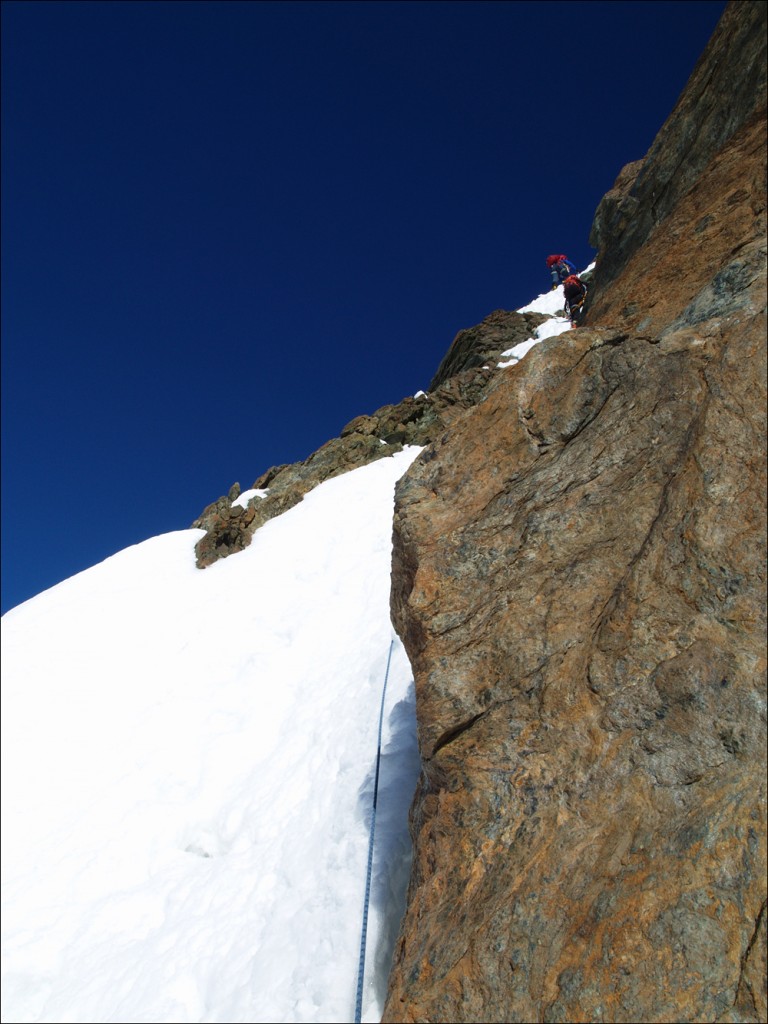 steiler Routeneinstieg im (gut zu gehenden) Schnee