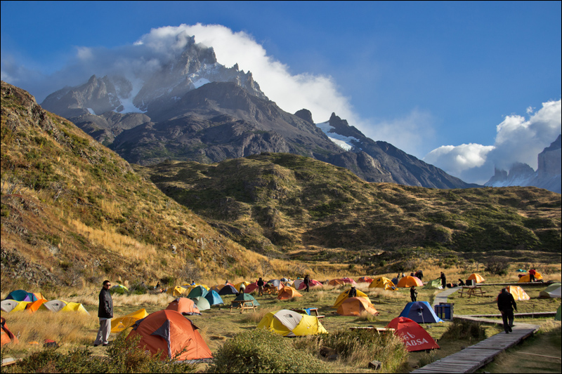 Campamento Paine Grande, das größte Lager hier, am Morgen. Die meisten Zelte werden vermietet